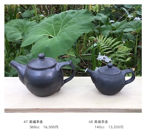 48 黒磁茶壺