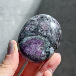 ピンクガーネットinマトリックス パームストーン22◇ Pink Garnet in Matrix ◇ 天然石・鉱物・パワーストーン