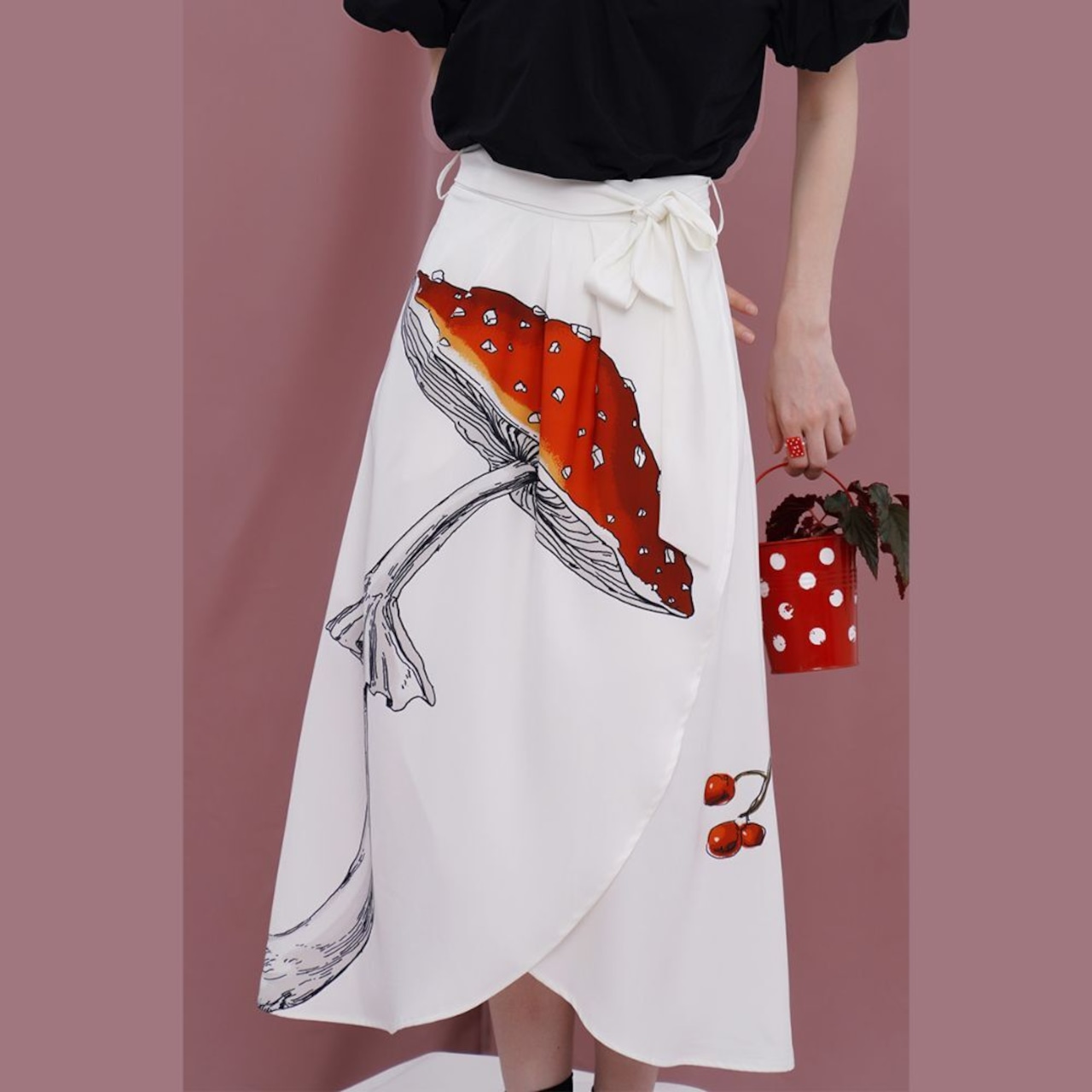 裾に柔らかなカーブを描くジャンボキノコとベリーのスカート E00116