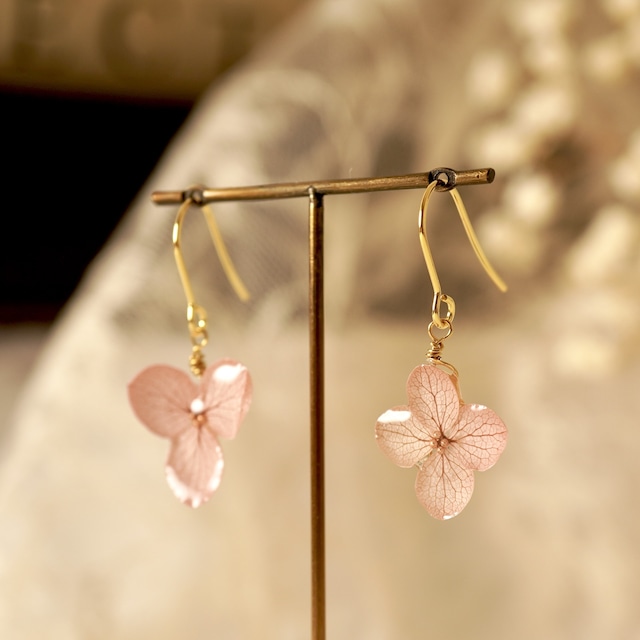 Brise florale｜ 花風のピアス – Bouffée légère / Rose saupoudrée（ピンク）　 Ateliermimi アトリエミミ