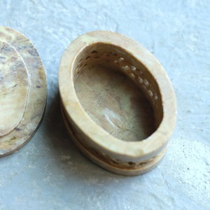 天然石でできた、可愛いお花の小物入れ 2