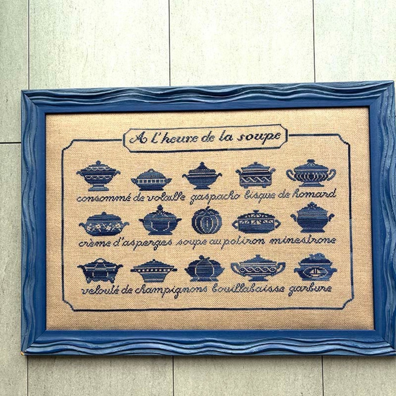 刺繍額もの　クロスステッチ刺繍　スープチューリン　　木製フレーム　木彫り大型フレーム　壁面インテリア　スープの時間 12otdz37