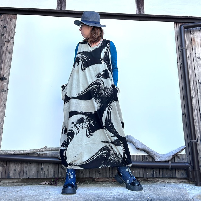 モノトーンバルーンワンピース