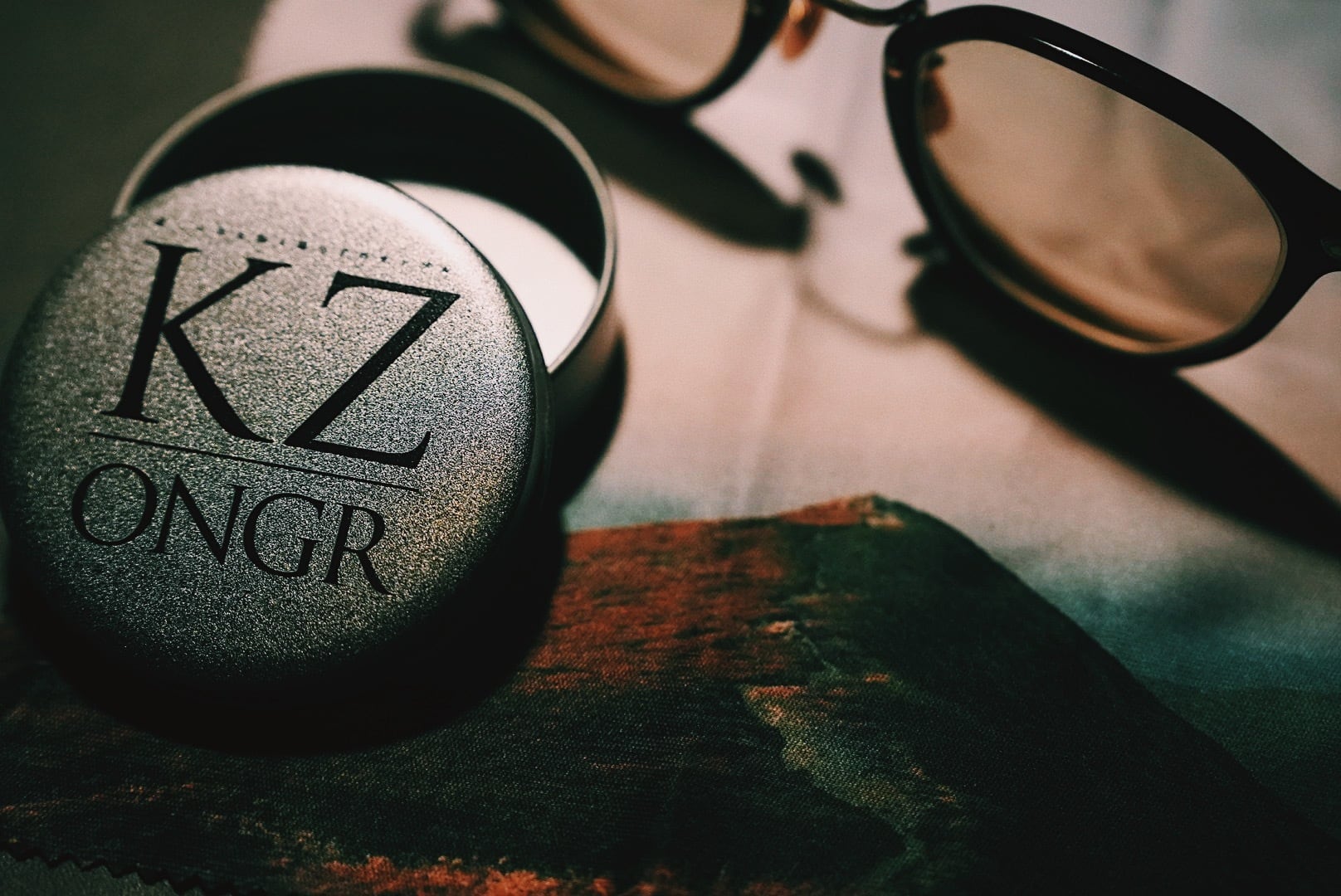オルフェーヴル 三冠 クッキー缶 ステッカー メガネ拭き 缶入りメガネ拭き | KZ's Store