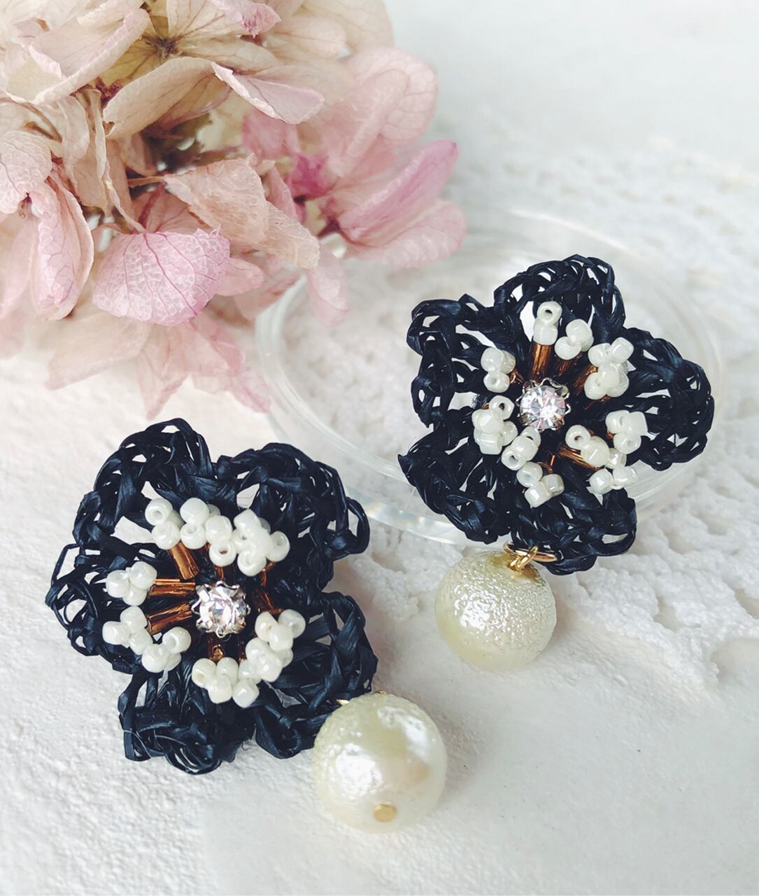 ラフィアの花のビジューイヤリング