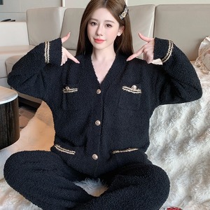 【送料無料】 パジャマ 2色 厚手生地 もこもこ ふわふわ フリース 上下セット 点セット トップス パンツ ボトム ロング 長袖 Vネック Aライン フレア プルオーバー ボタン 可愛い 大人可愛い きれいめ シンプル カジュアル シック コンサバ 華やか 大人 上品 おしゃれ お洒落 主役級 こなれ感 高見え ラグジュアリー 無地 冬 レディース 女性用 ママ 20代 30代 40代 部屋着 普段使い リモートワーク ファッション コーデ スタイル 楽ちん 体型カバー 定番 着痩せ リラックスタイム