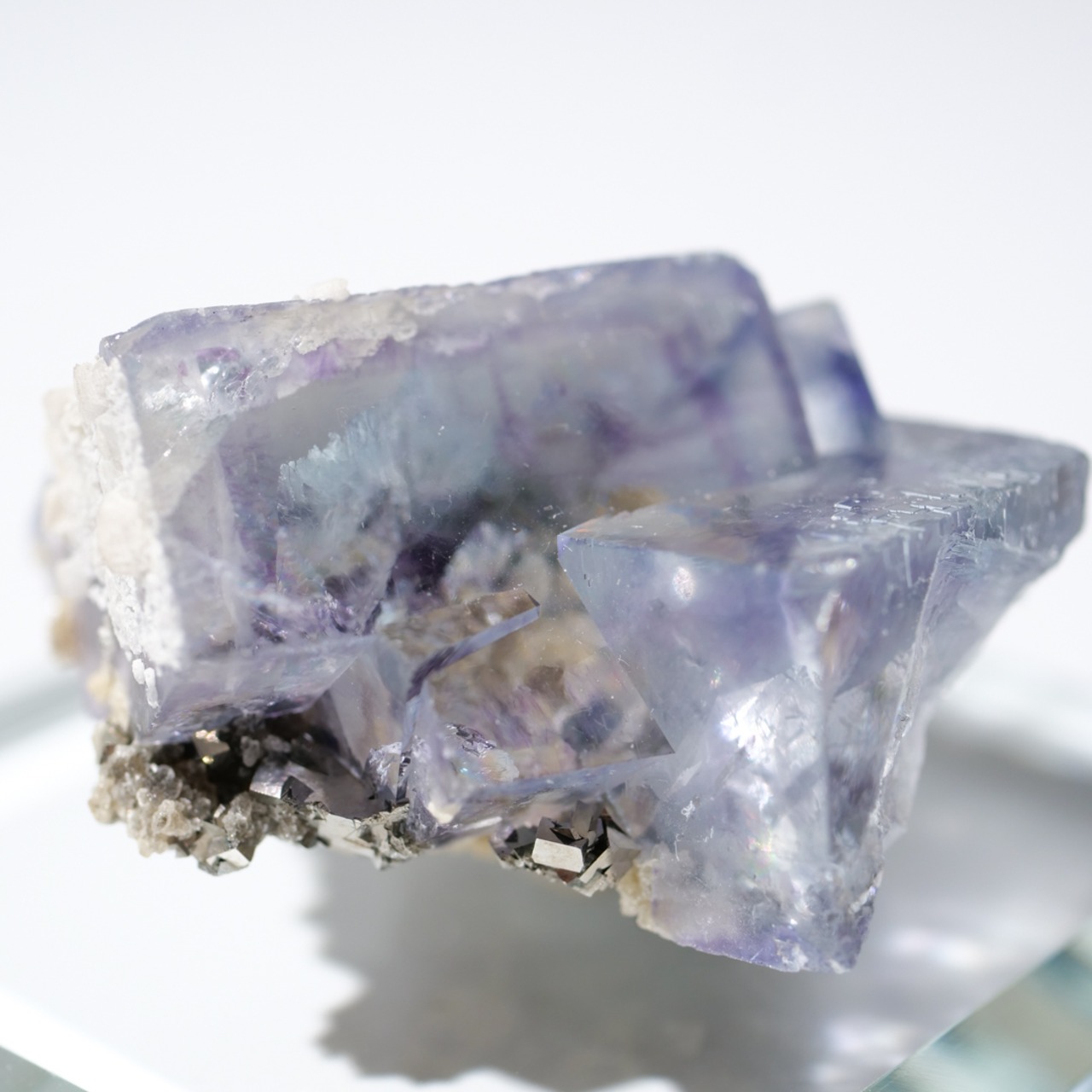 ヤオガンシャン産 フローライト 共生 / 原石 標本【A_4】