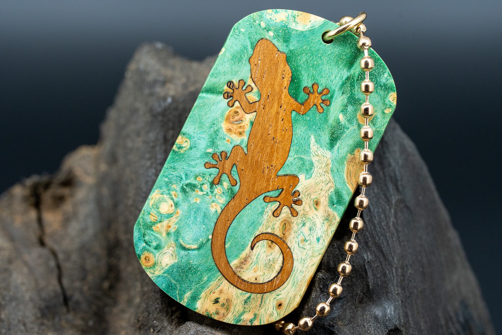 【カナダの象徴】ハードメープル瘤 スタビライズウッド ドッグタグ 象嵌 木登りトカゲ