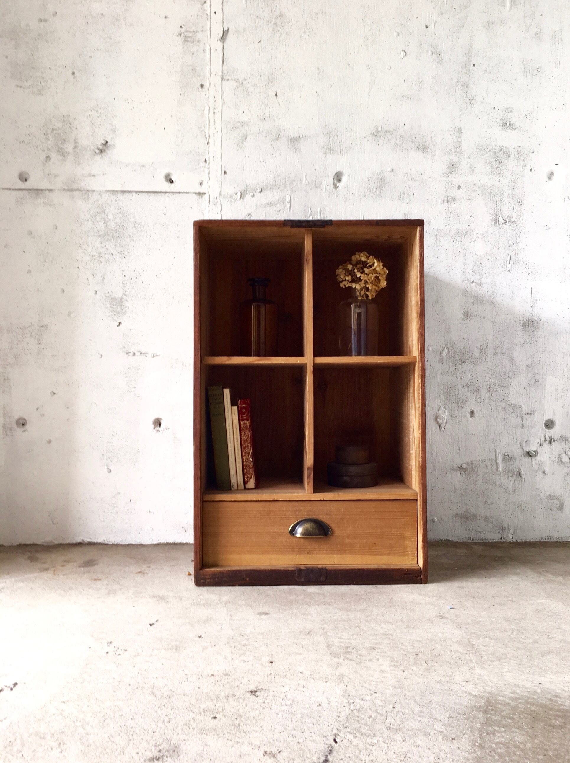 レトロな収納棚