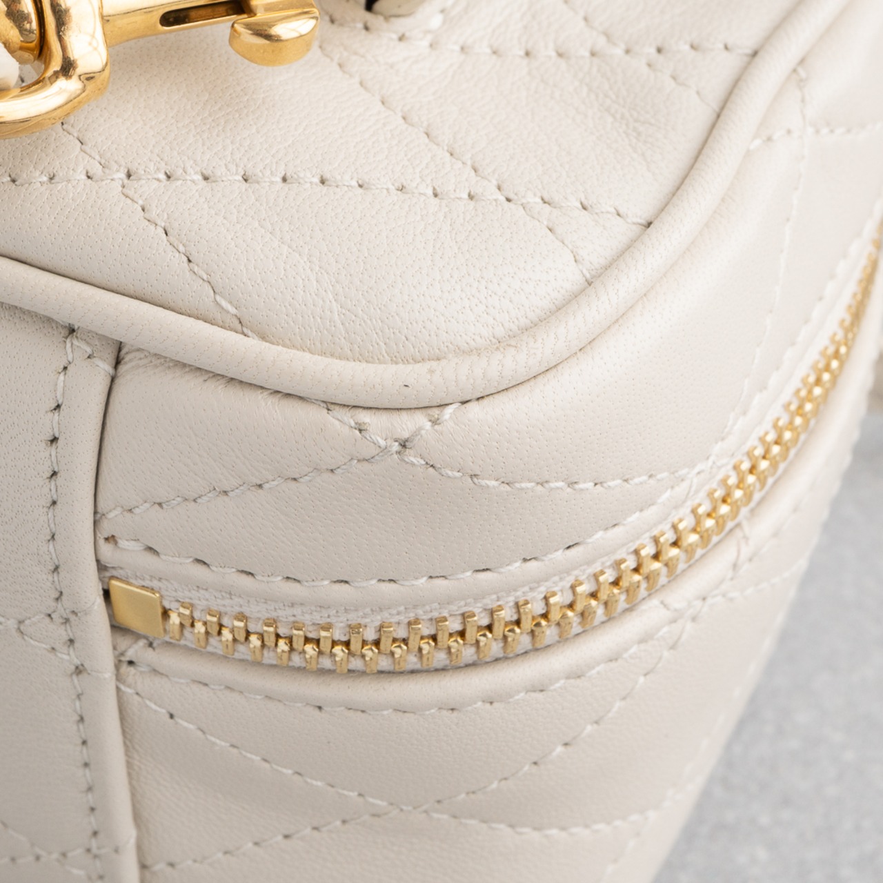 サンローラン イーストウェスト バニティバッグ ホワイト レザー