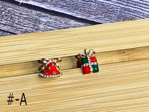 【即納】クリスマスピアス　ベル　プレゼント　サンタさん　トナカイ　ツリーモチーフ　ラインストーン　パール