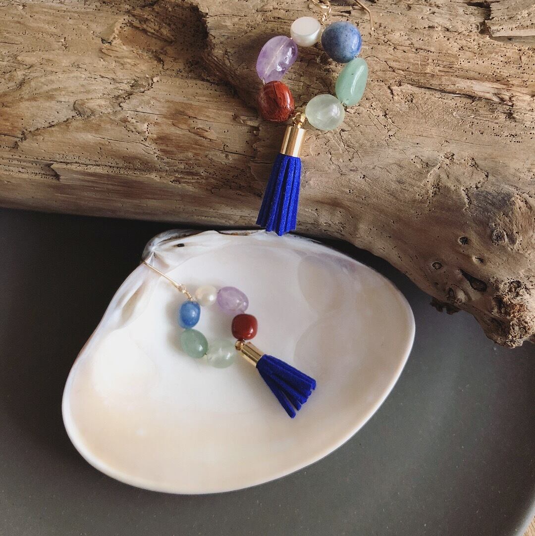 カラーストーンのタッセルピアス