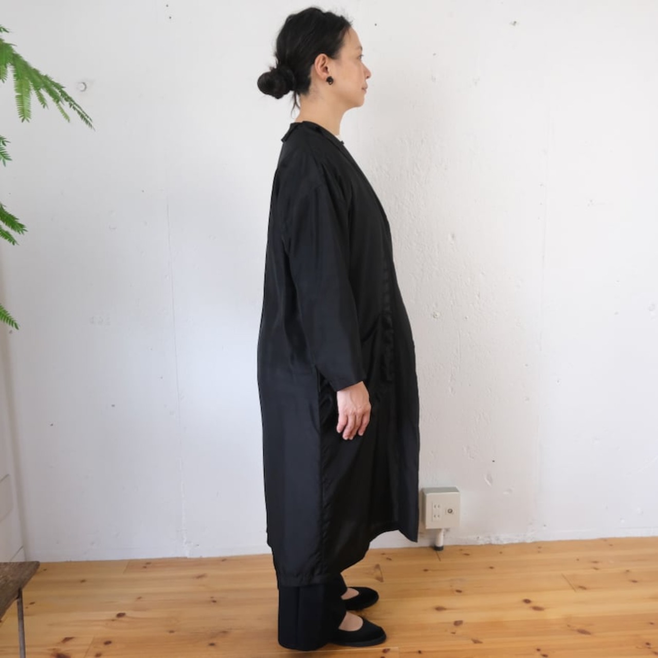 TOWAVASE(トワヴァーズ）Volant silk robeシルク ローブ/black(ブラック)