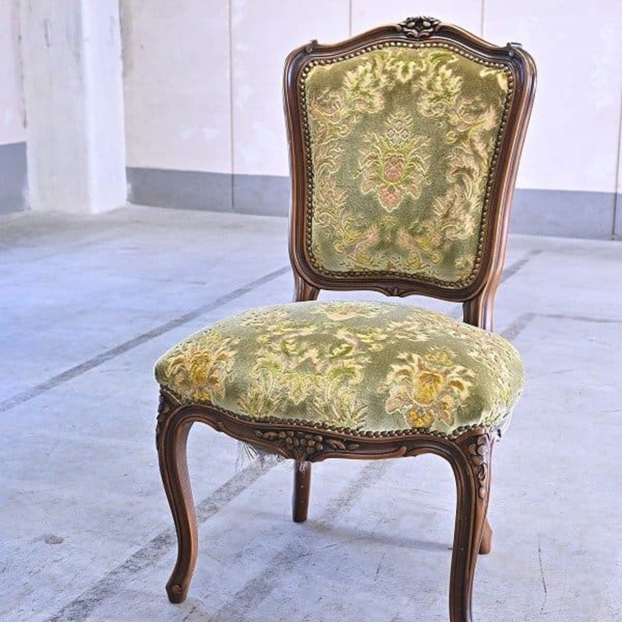 カリモク ドマーニ「ルイ15」ダイニングチェア アームレス ロココ様式 椅子 彫刻 植物 ファブリック 鋲打ち karimoku domani LOUIS XV【中古家具/中古インテリア/USED家具ユーズド家具/リサイクル】