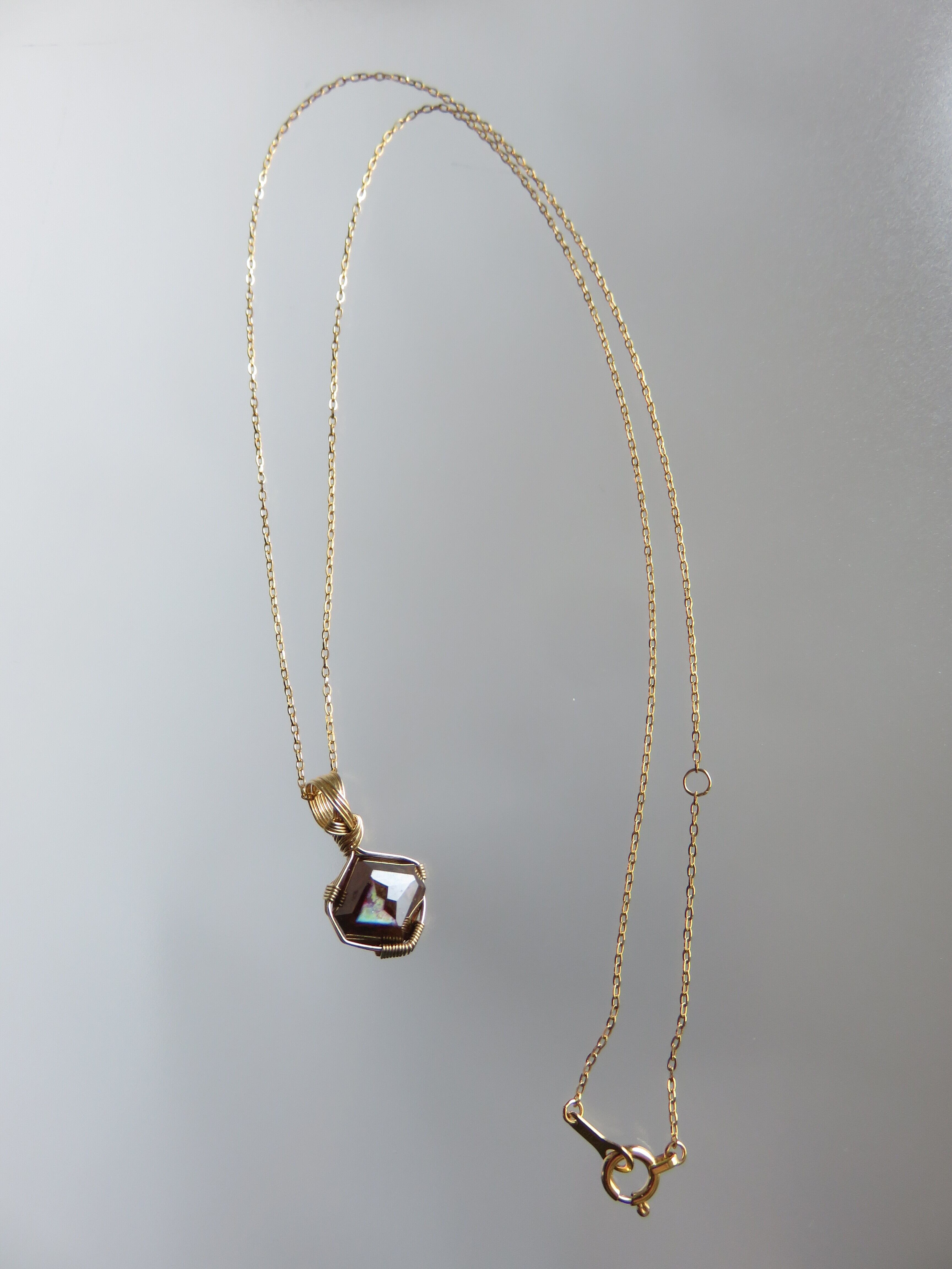 奈良県天川村産レインボーガーネット(3.3ct)女神巻きペンダントトップ