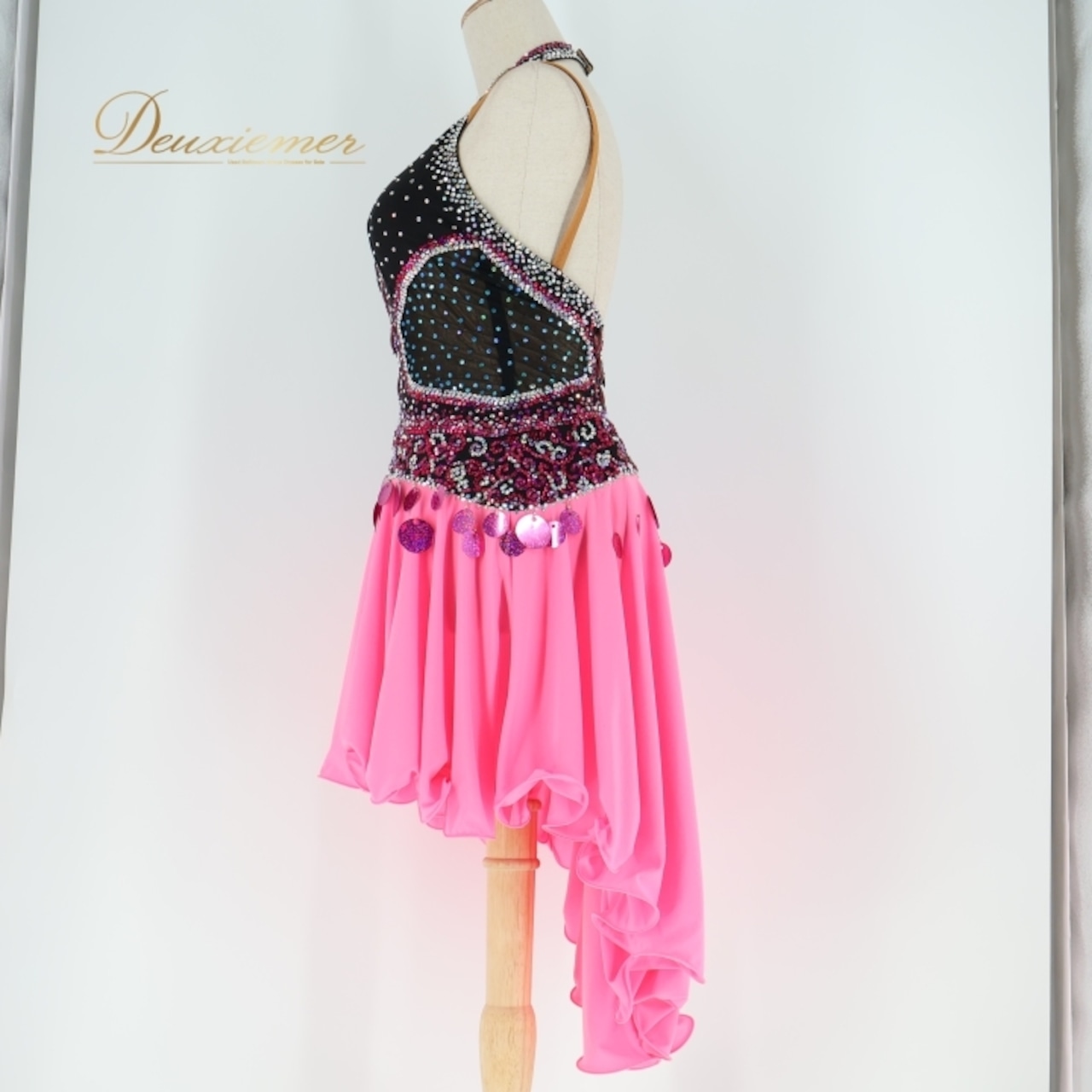 社交ダンス 衣装 ラテン ドレス ワンピース 黒 ピンク デモ 競技 ダンス パーティ 発表会 フリル 豪華 かわいい 華やか 日本製 ブラック系 ピンク系 ドレッシー 発表 おしゃれ 踊りやすい パーティー 社交ダンス衣装 レディース ステージ衣装