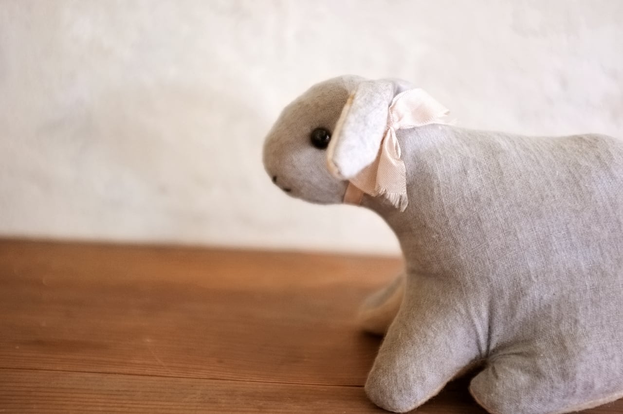 フランス 青いうさぎさんと薔薇色のリボンa ドール アンティーク