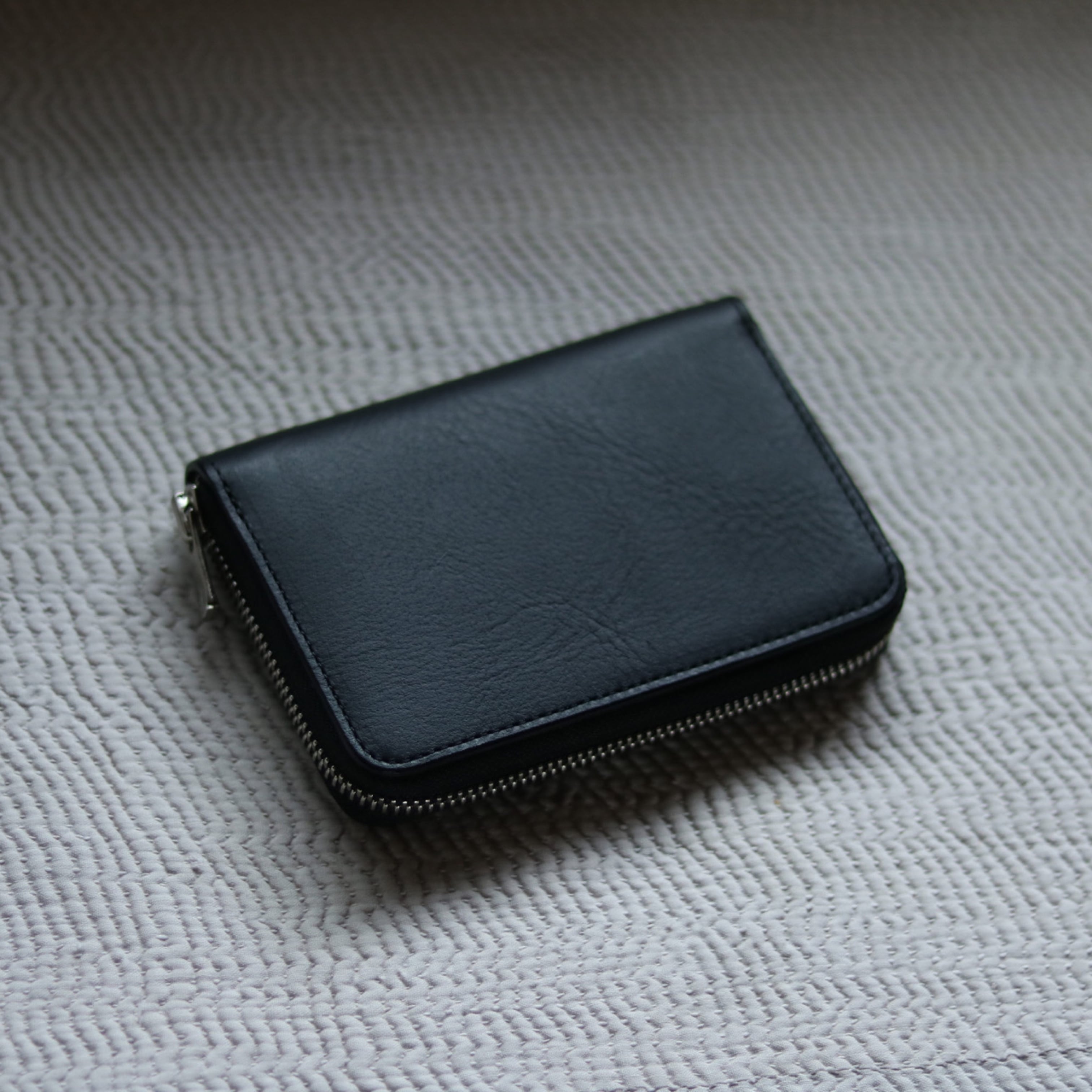 Round zip leather wallet - black | KEESE