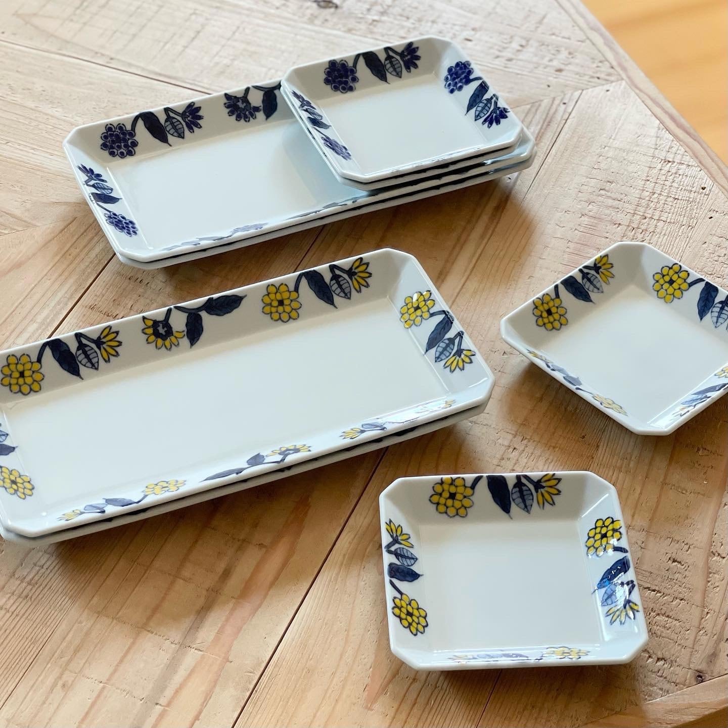 呉須葉釉花 角皿 | 24to3［西富陶磁器オンラインストア 有田焼・波佐見焼］