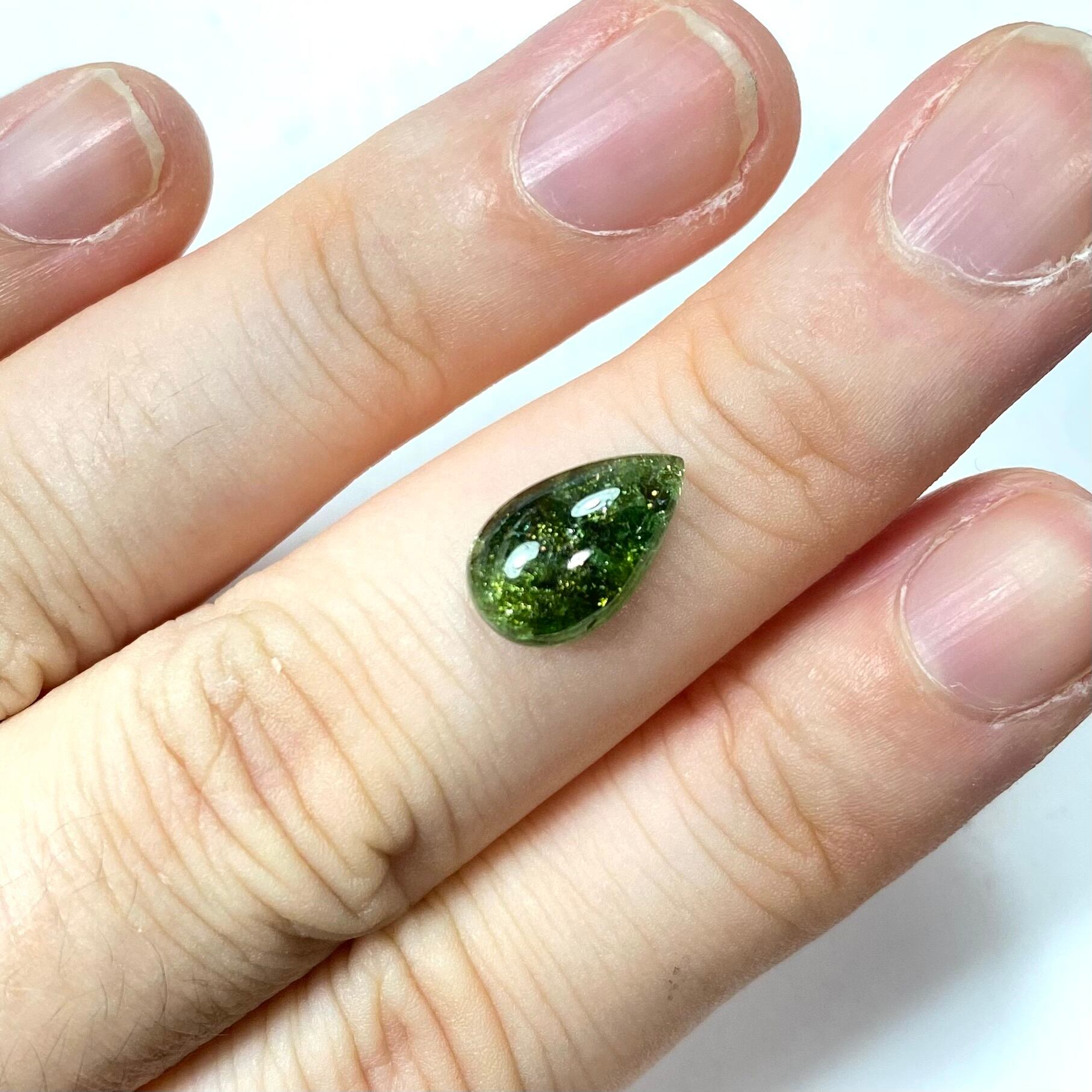 生命力感じるイリデッセンス入りトルマリン