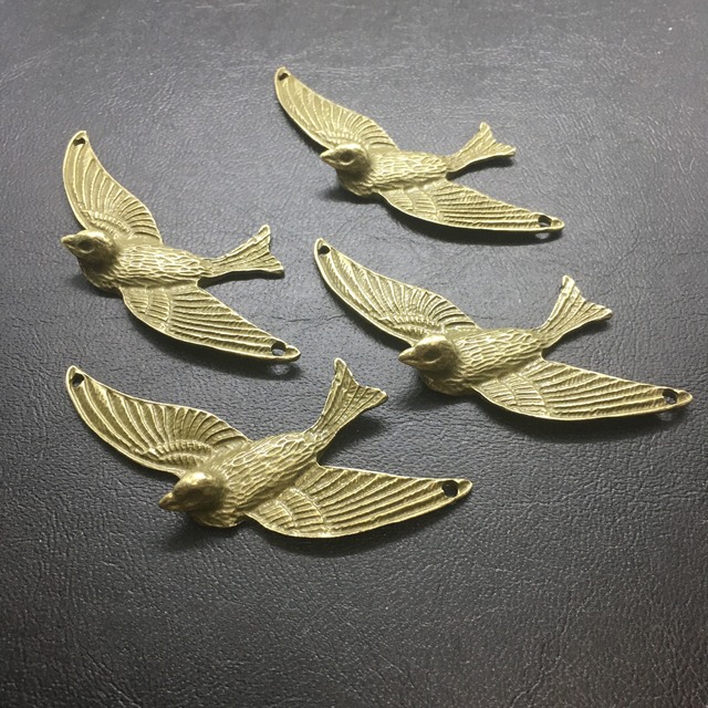 601 羽ばたく鳥のチャーム　2個入り