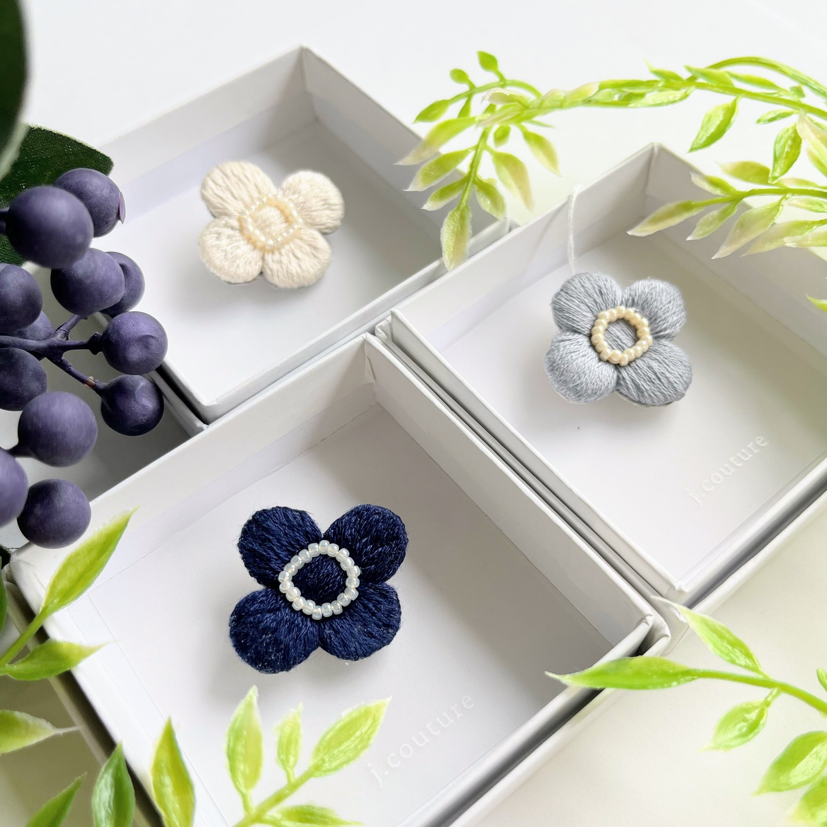 北欧風小さなお花のミニ刺繍ブローチ【botanical】#305 | j.couture