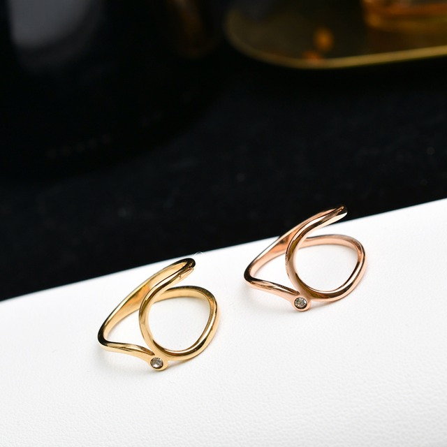 リング 指輪 CZ 金属アレルギー対応 イエローゴールド ローズゴールド チタンスチール キラキラ アクセサリー / Specially shaped asymmetric micro diamond ring (DTC-607468572172)