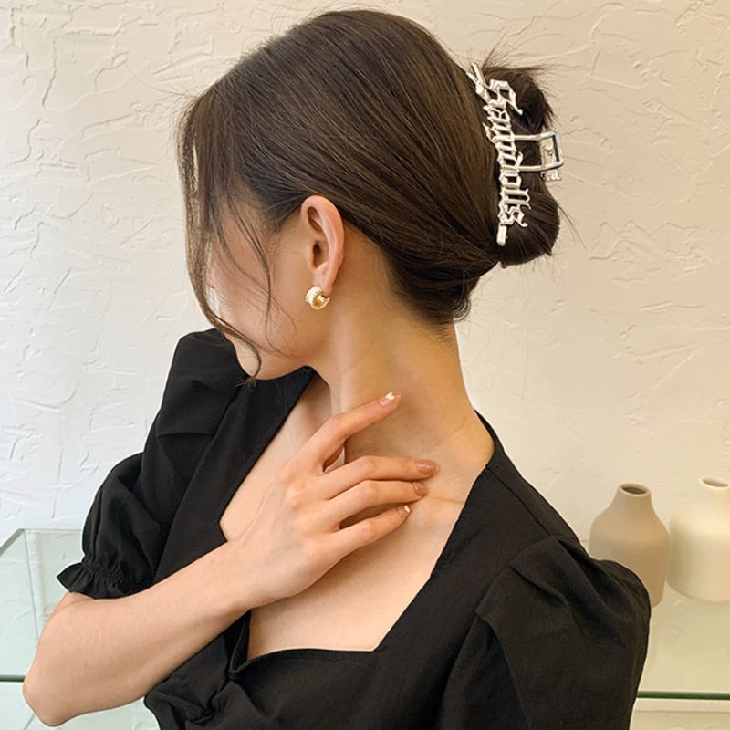 ちょっぴり辛口なデザイン♪ ロゴ ヘアクリップ バレッタ シルバー