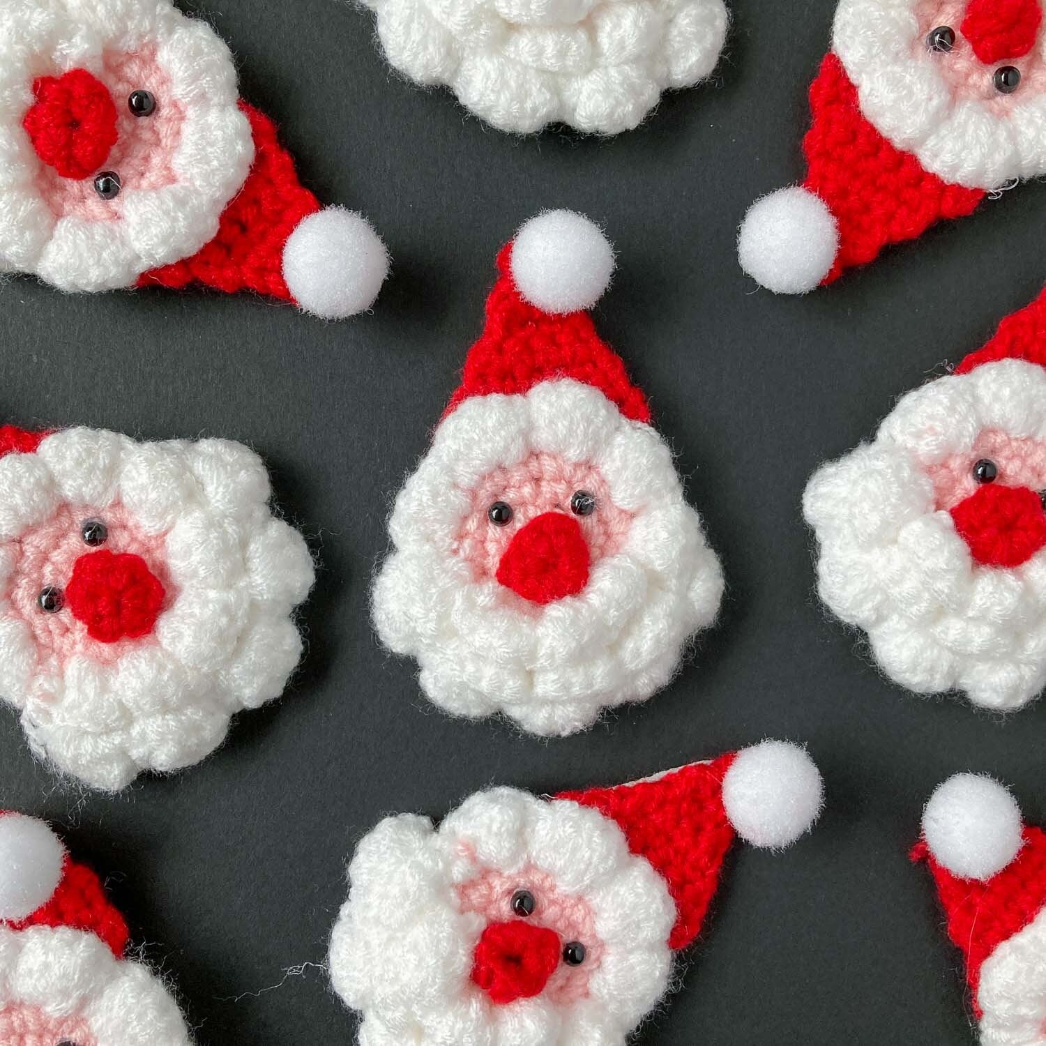 サンタクロースの顔編みデコパーツ