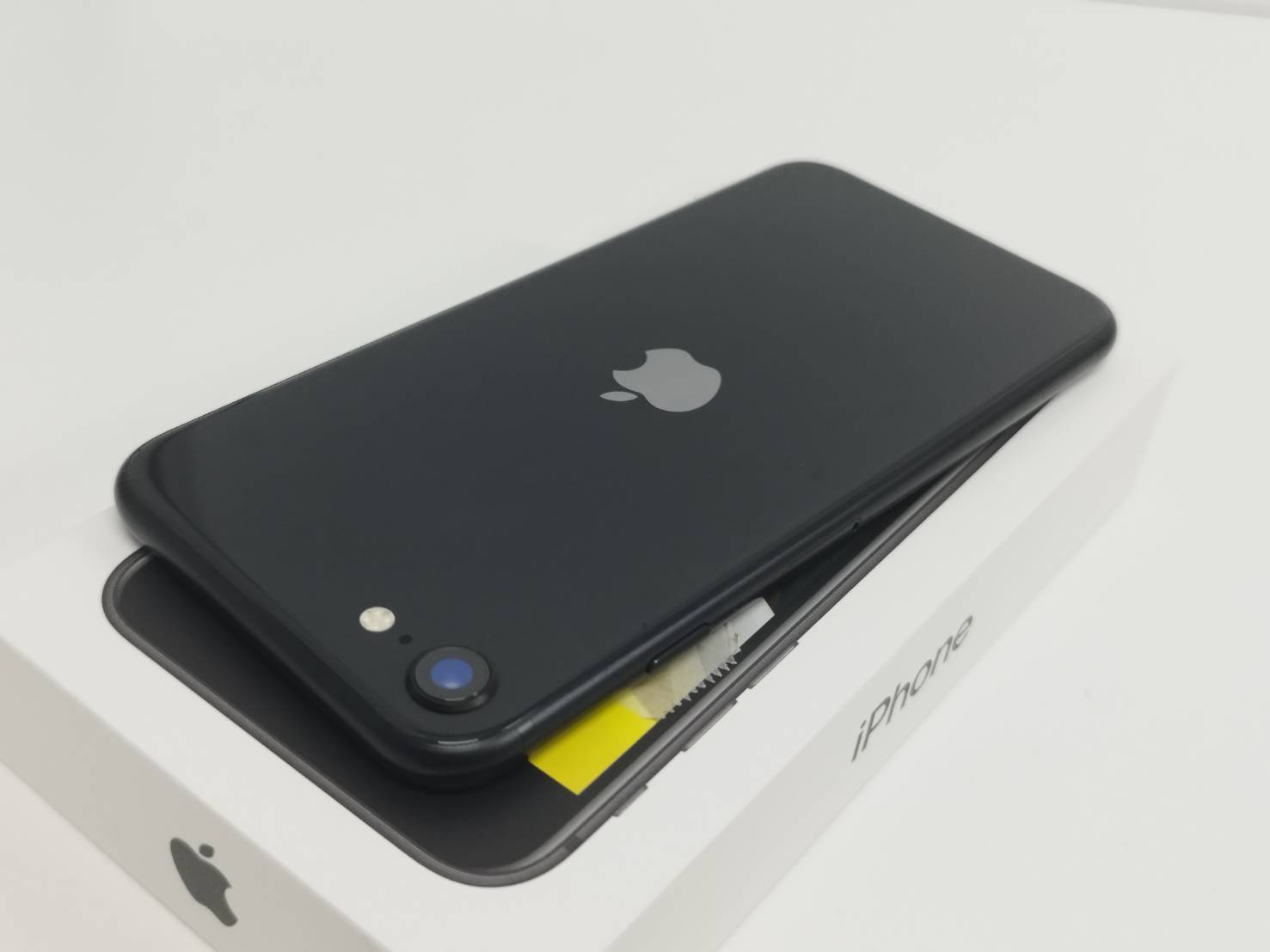 SIMフリー】iPhone SE 第2世代/A2296/64GB/ブラック〈MHGP3J/A