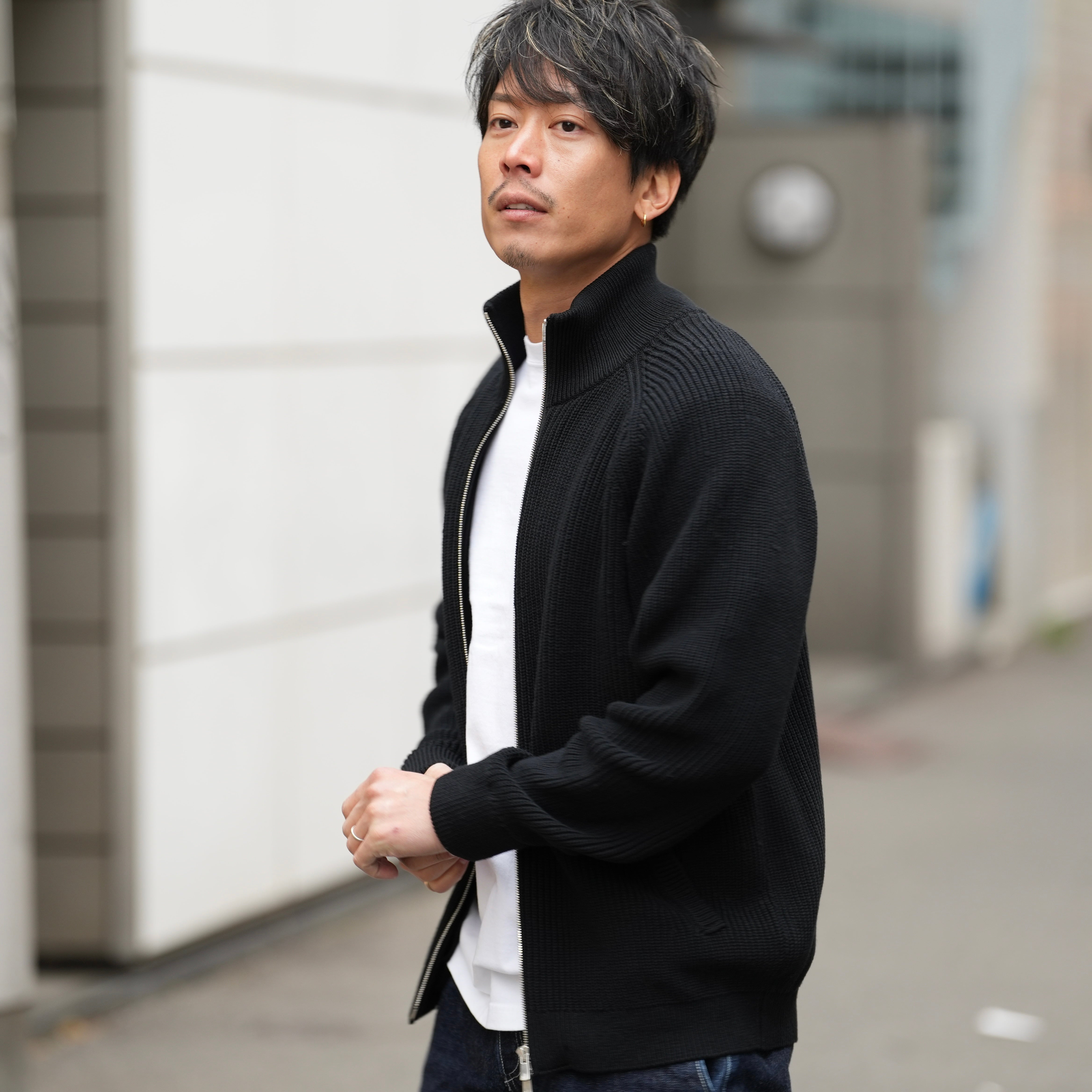 休日のOFFも、仕事のONも。大人の「ドライバーズニット」 | 「Japan