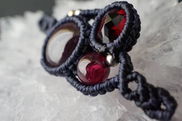 6条スターガーネット&ロードライトガーネットのマクラメブレスレット - 実 -【一点物】