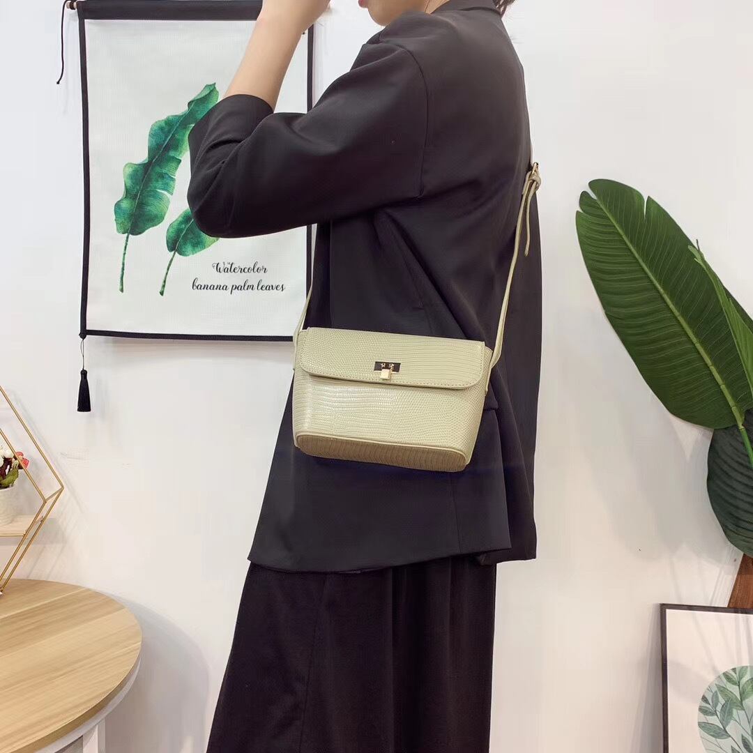 フラップショルダーバッグ