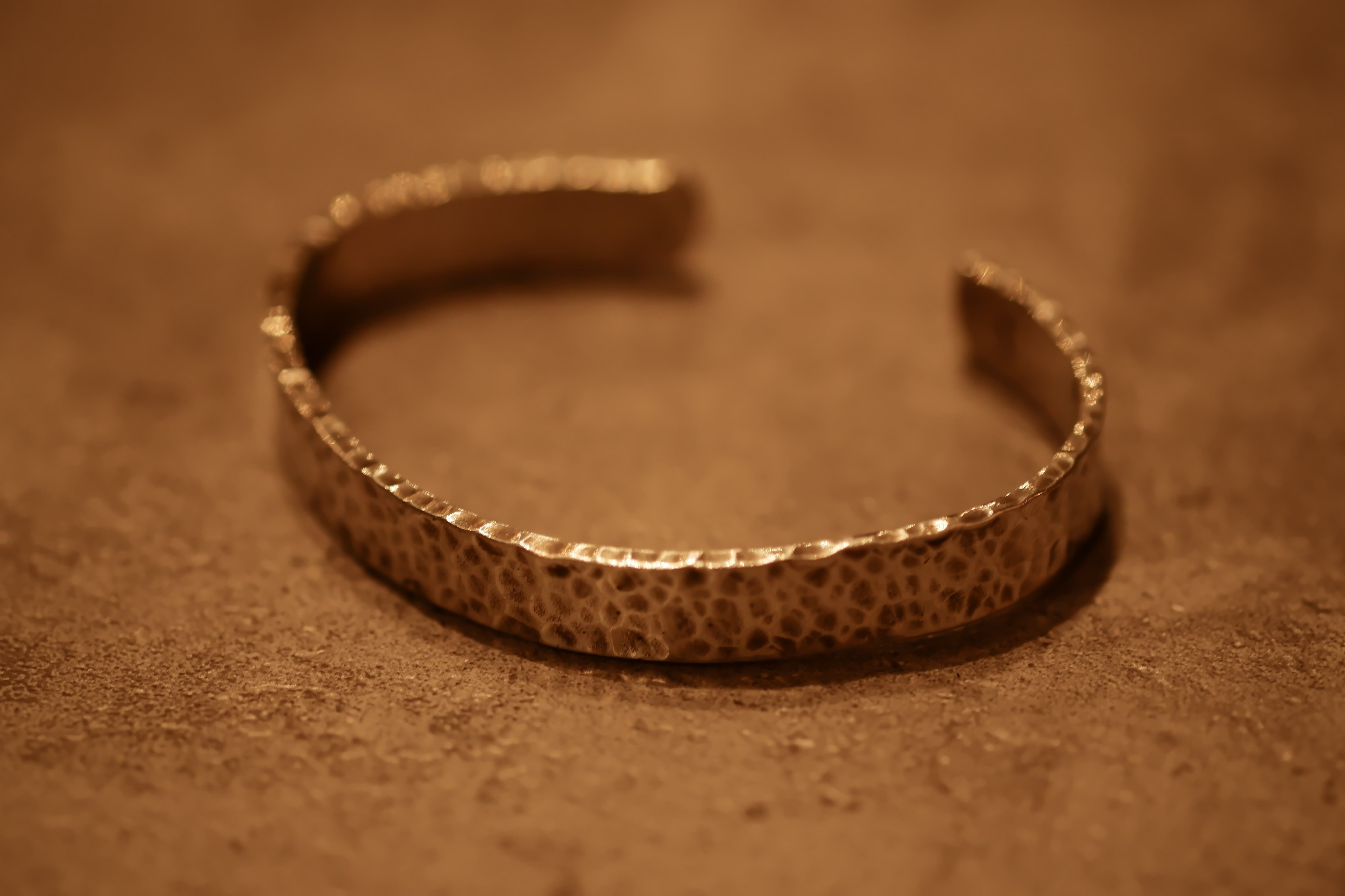 純銀製鎚目バングル (幅9mm) | 宗達アートクラフト