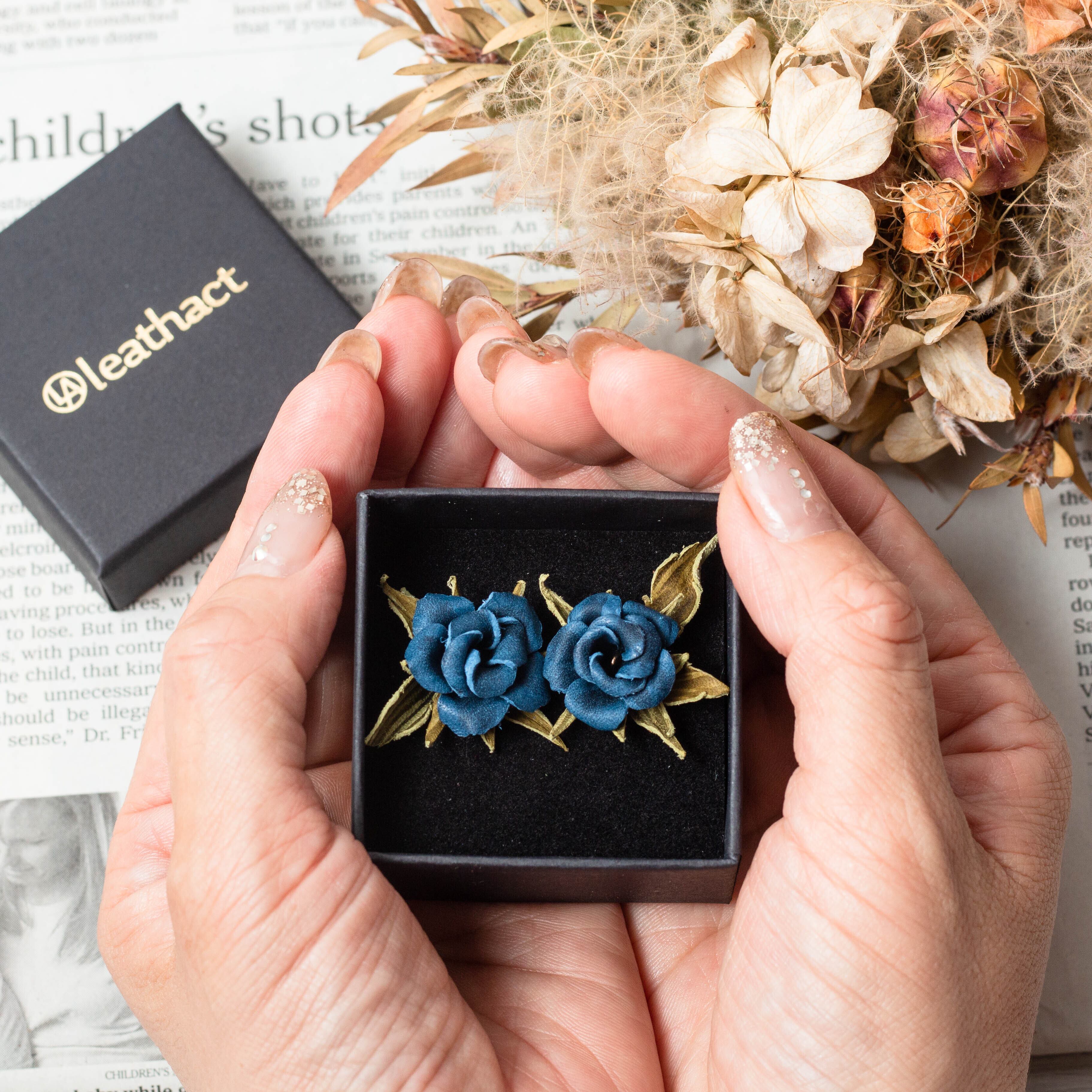 革のお花のイヤリング 青薔薇(あおバラ) | LEATHACT