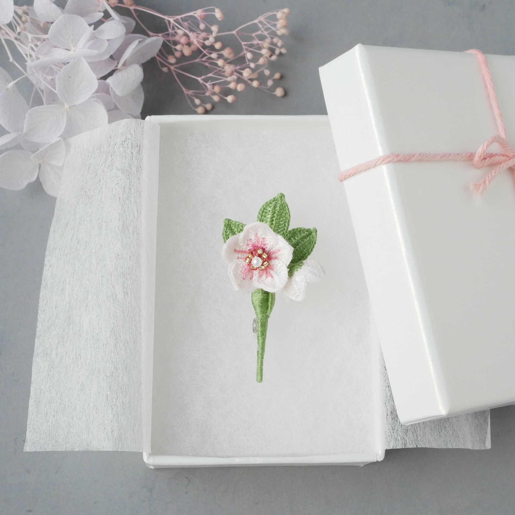 3色から選べる＊クリスマスローズのブローチ(受注制作) | 四季折々