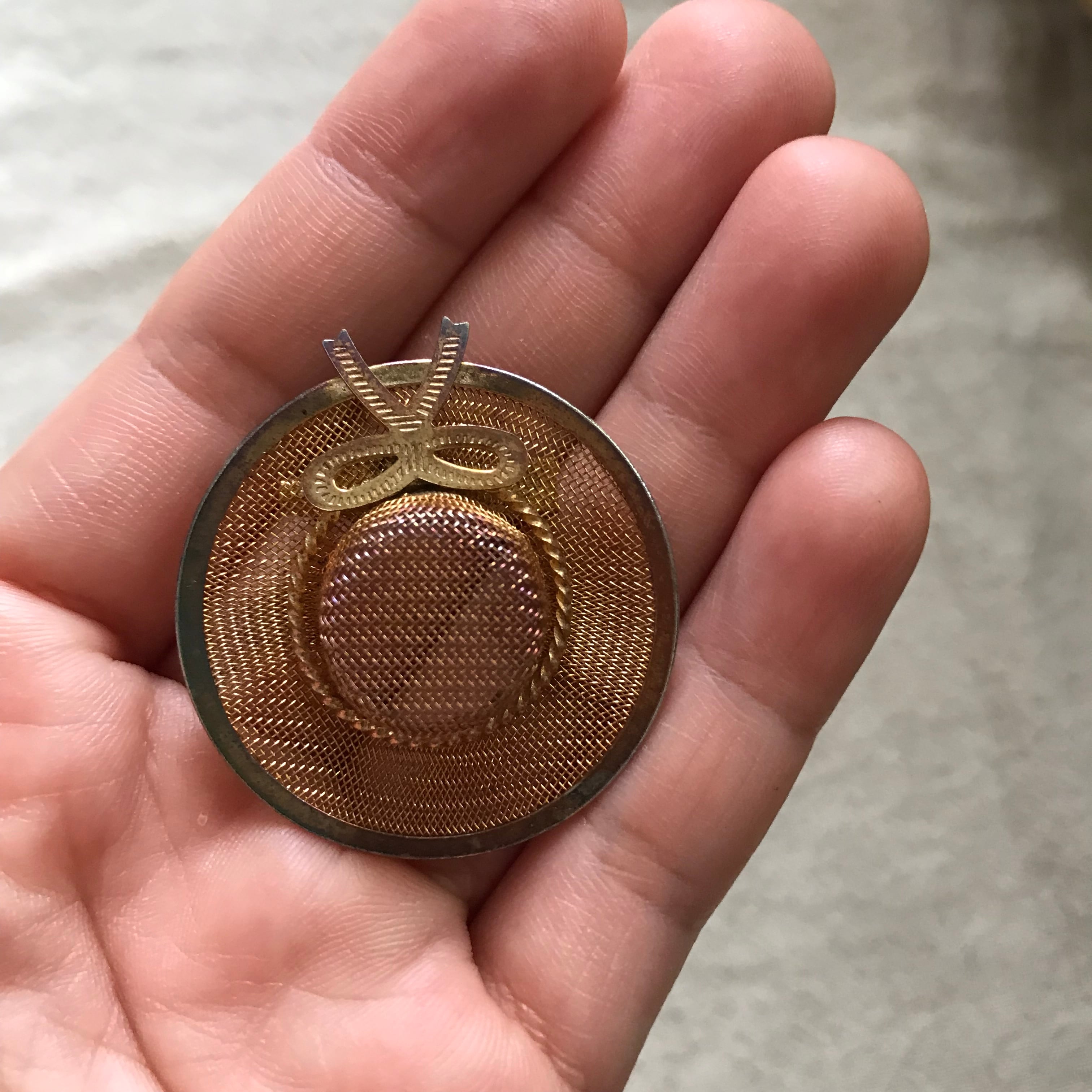 メッシュの麦わら帽子ブローチ