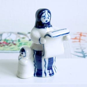 グジェリ　書類を読む女性と子供