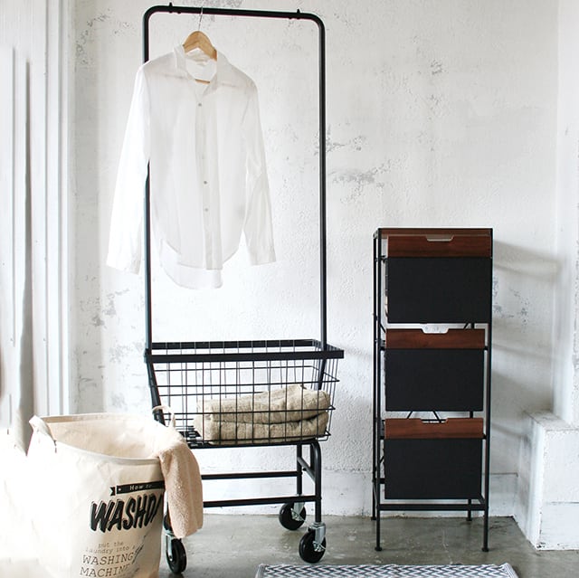 大容量のバスケットカートハンガーラック。ビッグキャスター付で移動も楽々。