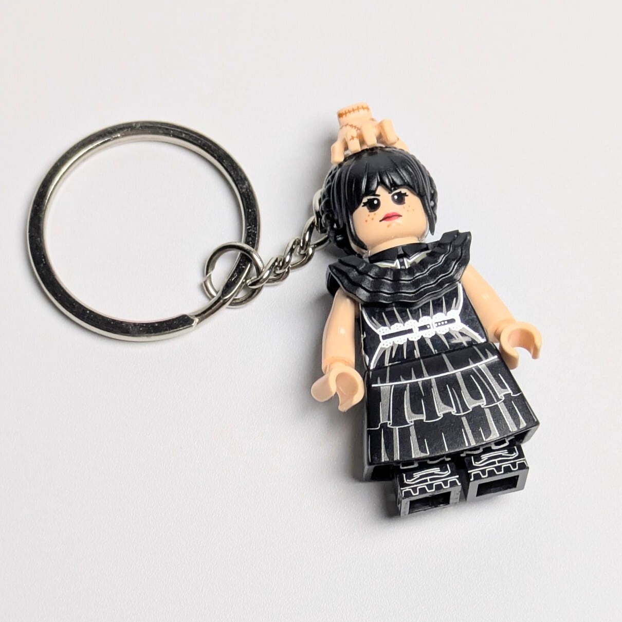 再入荷！【ブロックフィギュアキーホルダー ★Wednesday / ウェンズデー コスチューム PARTY ver. 】 〚アメリカン雑貨 アメトイ〛