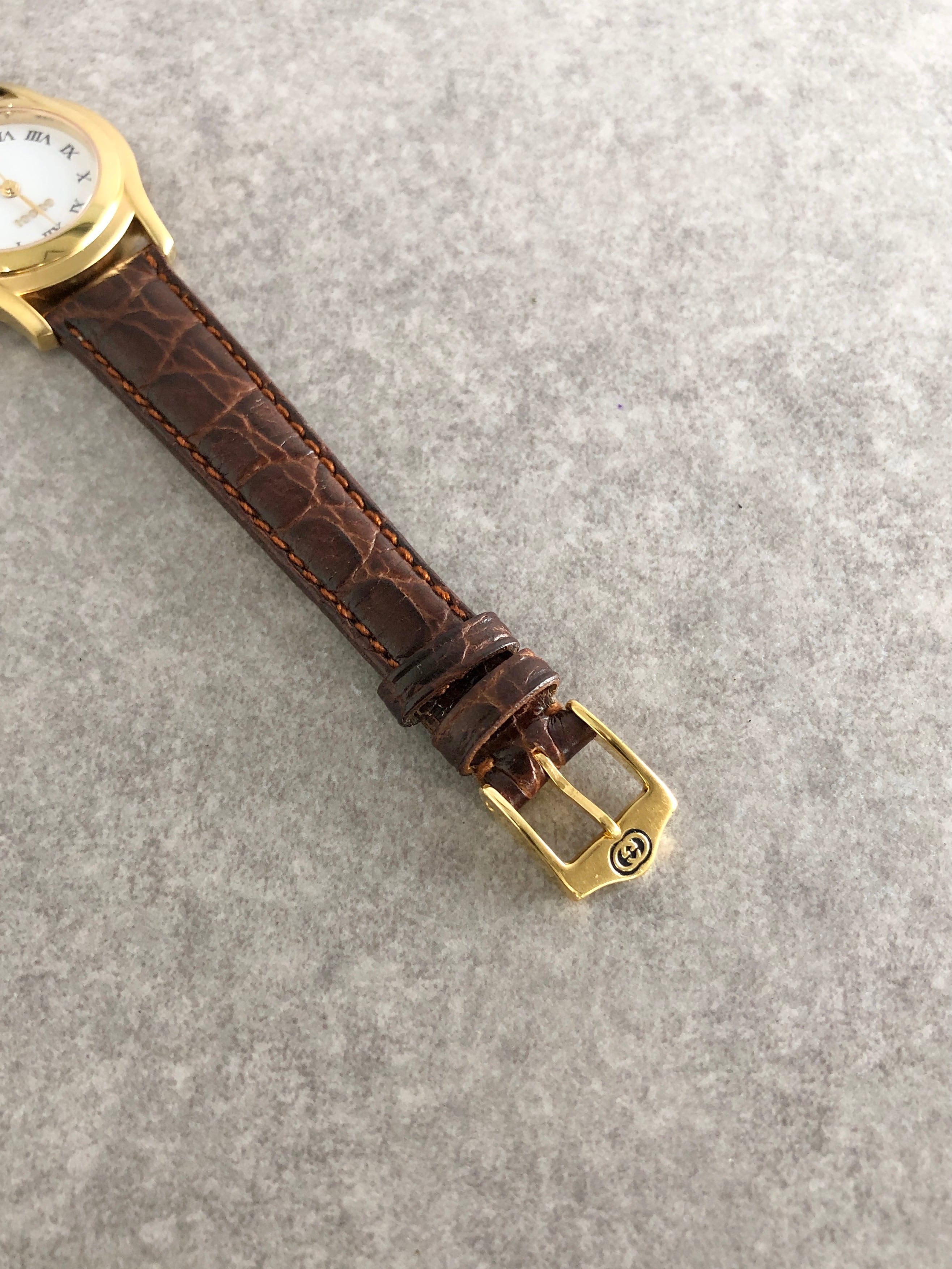 GUCCI グッチ 腕時計 ブラウン ローマ文字 型押しレザー クウォーツ