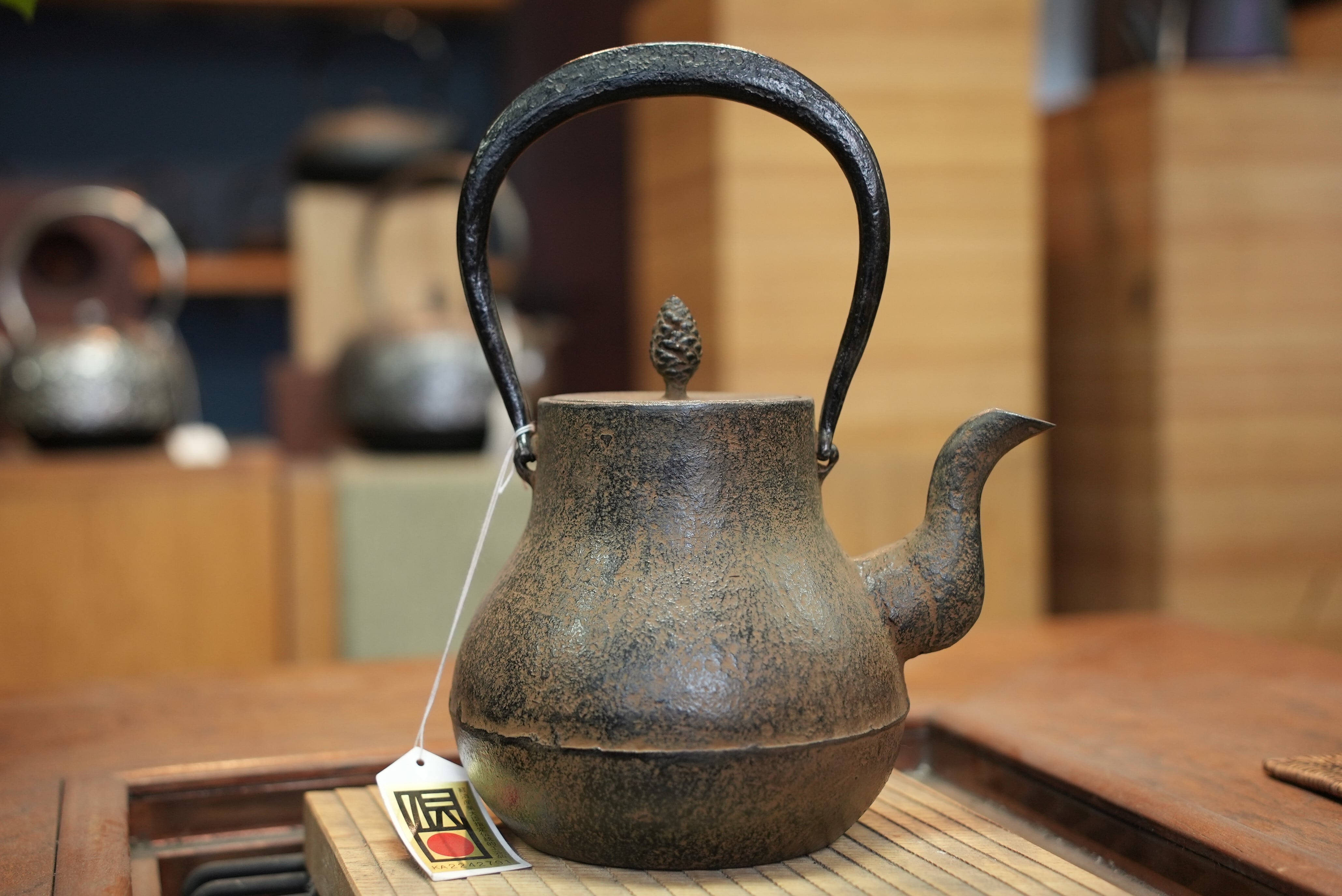 南部鉄器 鉄瓶 　鶴首 肌　1.2L 松鹿堂 伝統工芸士 菊池真吾作 | 1848年創業 南部鉄器工房及富　NAMBUTEKKI　OITOMI　 SHOP powered by BASE