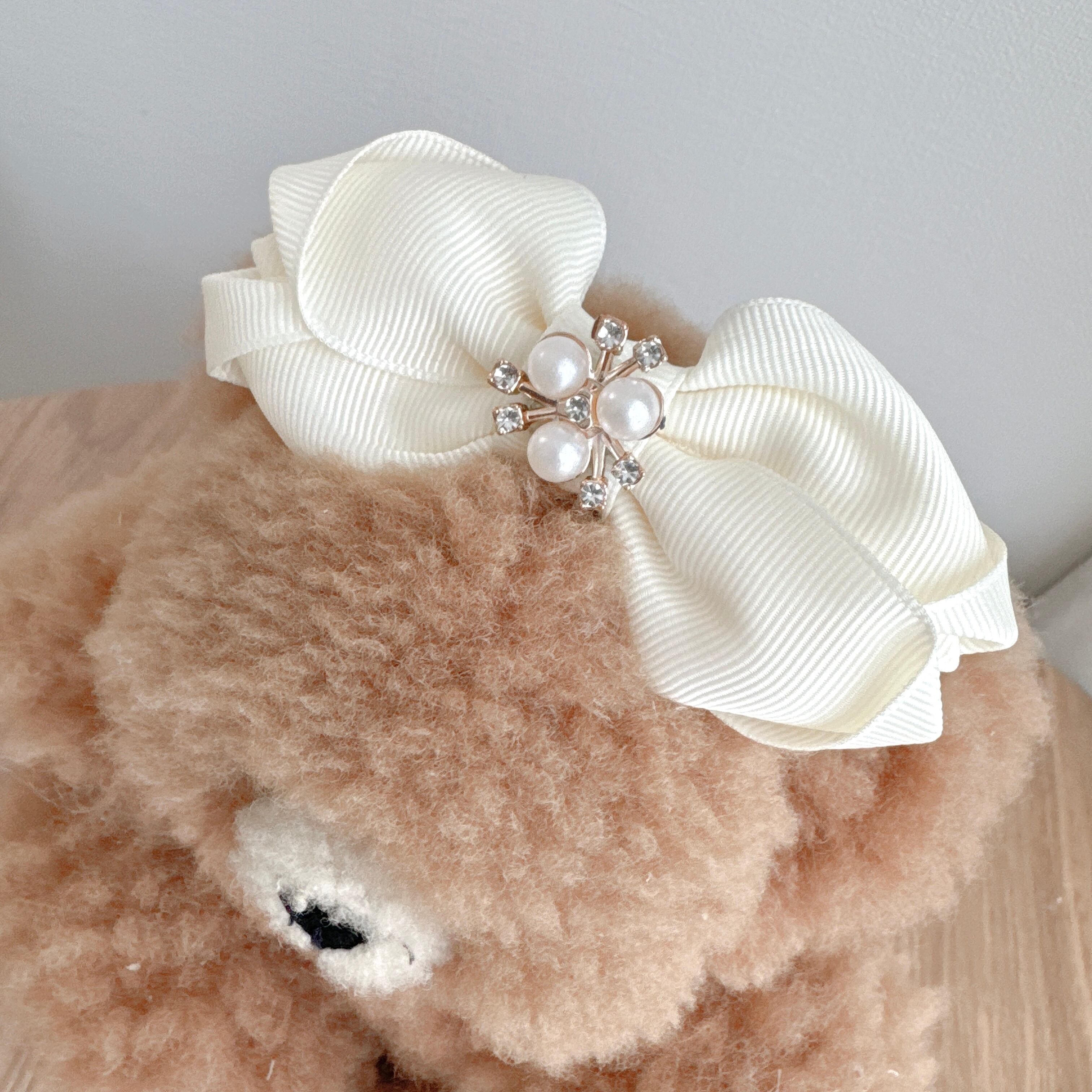 お上品なパールビジュリボンヘアバンド(後ろ支え付き)