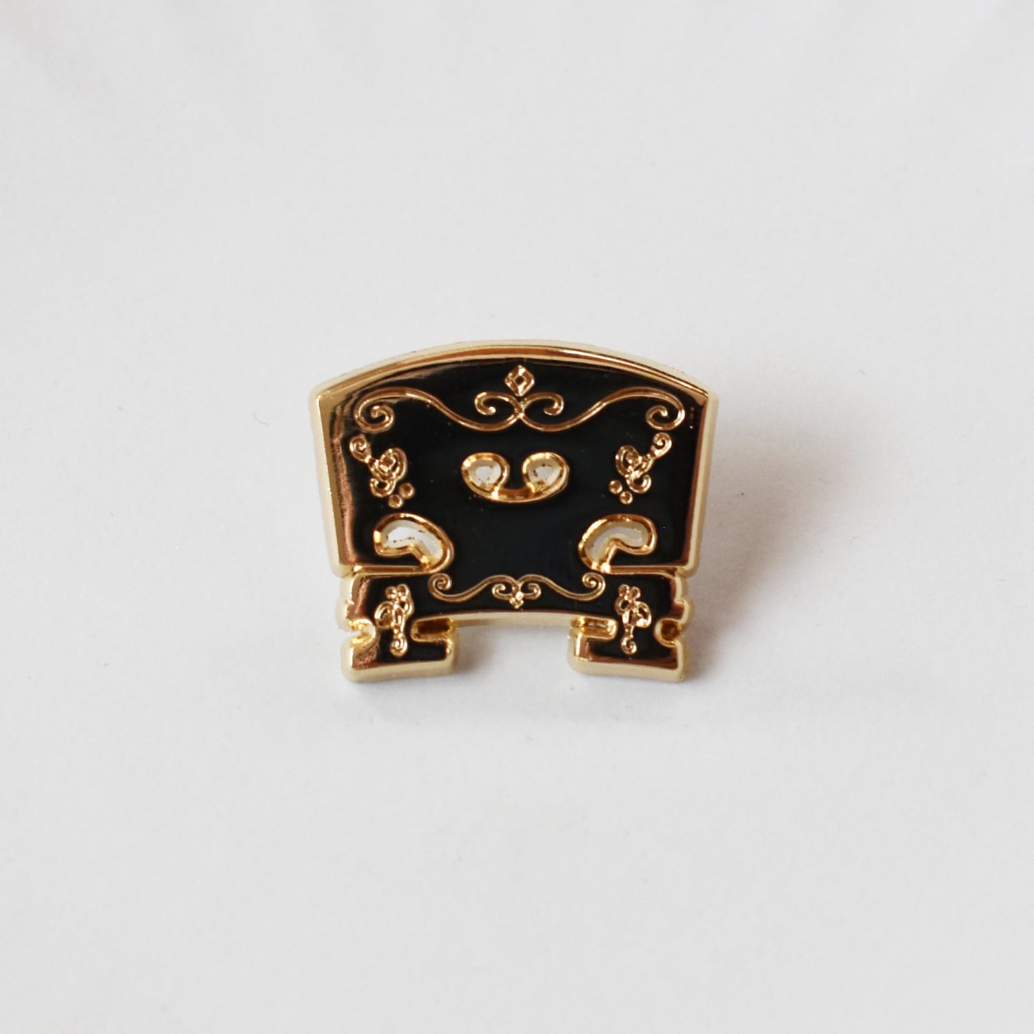 ロマンチックウォリアーのピンバッジ 弦楽器の駒 ピンバッジ バイオリン チェロ ヴィオラ コントラバス