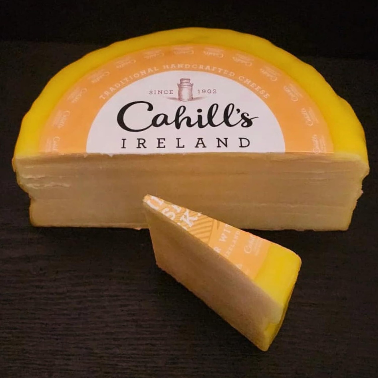 イギリス産 グラスフェッド ケーヒルズ  アイリッシュ ウイスキー  チェダー チーズ  250g Cahills Ireland Original Irish Whiskey Grassfed Cheddar Cheese 250g