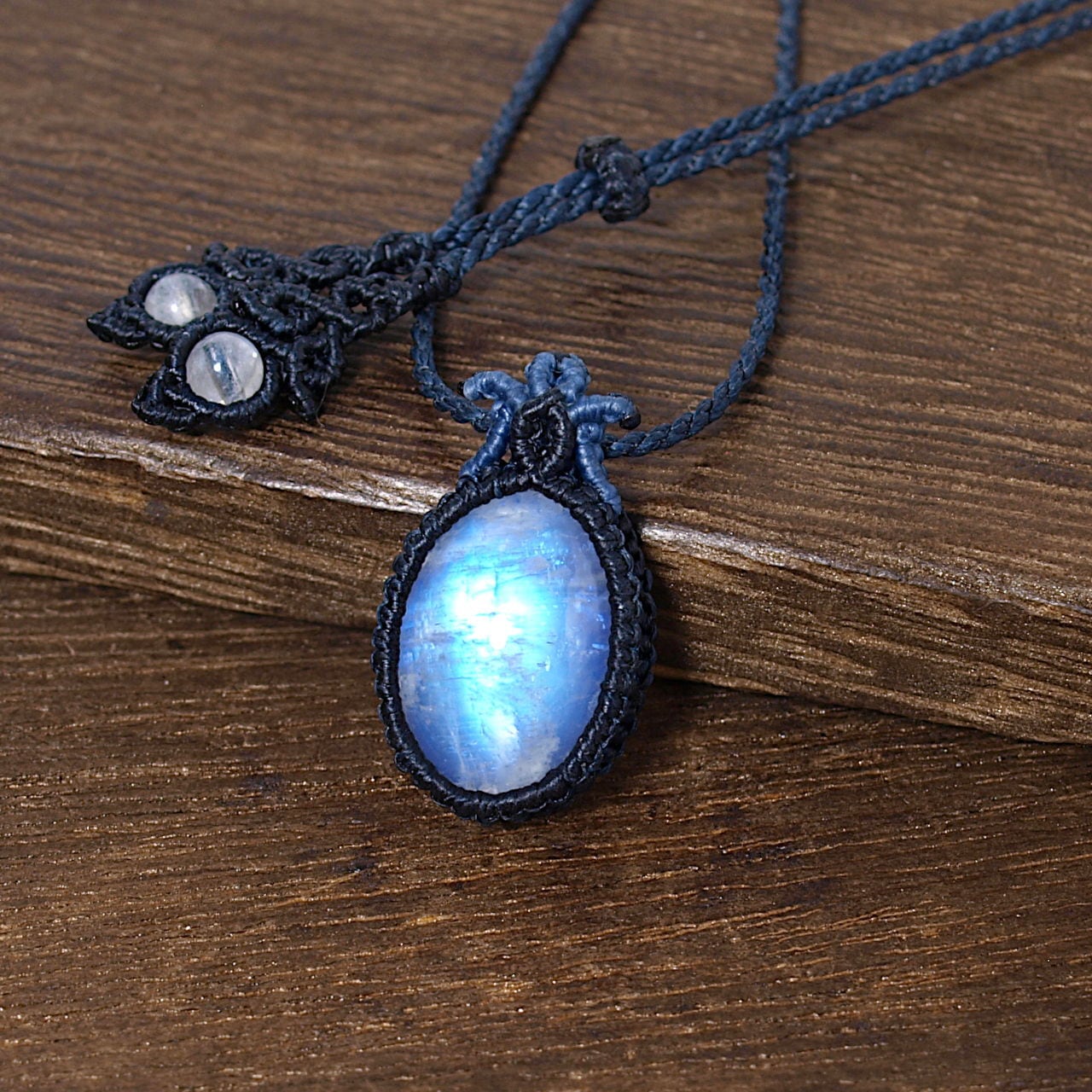 【一点物】レインボームーンストーンのオーバルルースを包み込んだマクラメネックレスNo.7