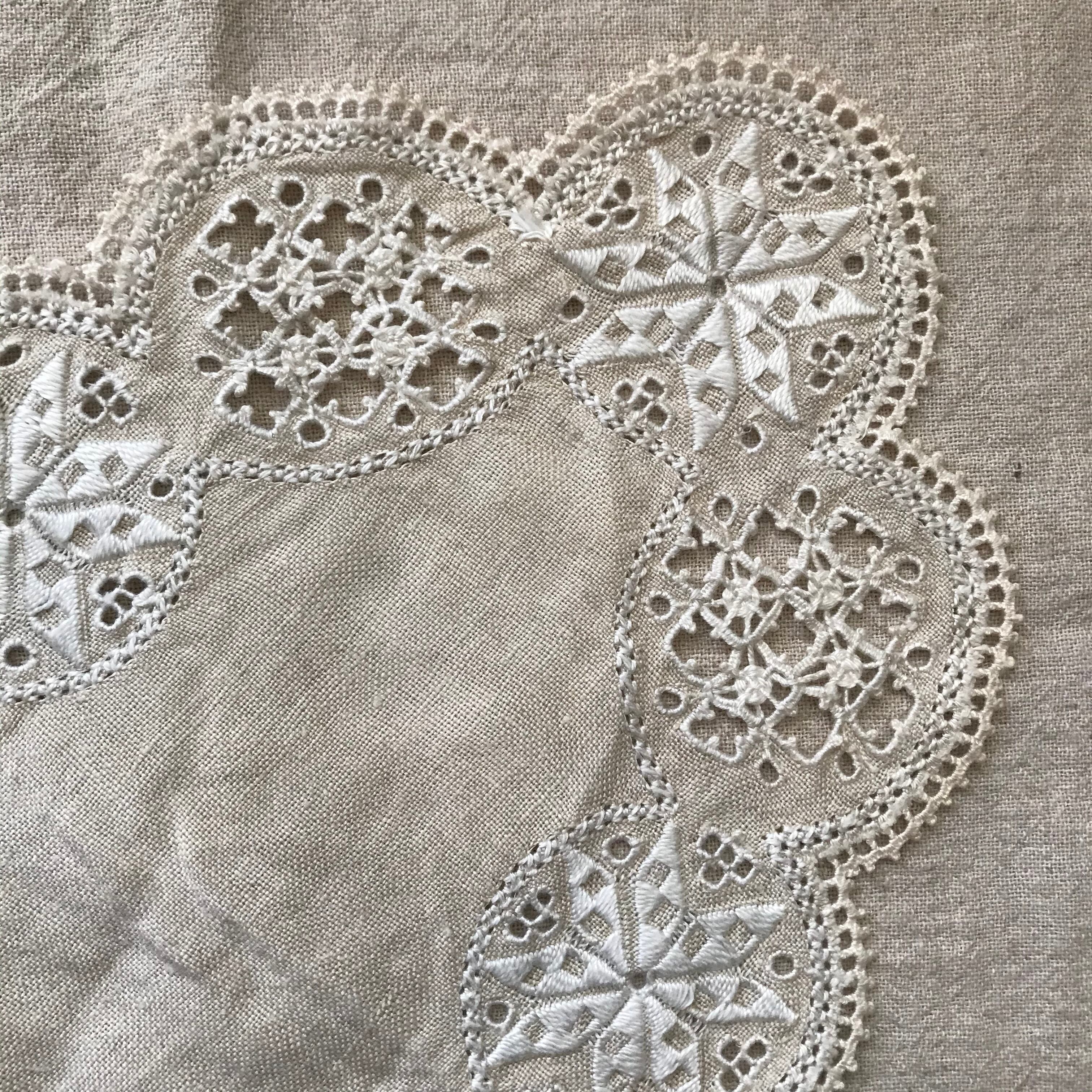 雲形の刺繍の布