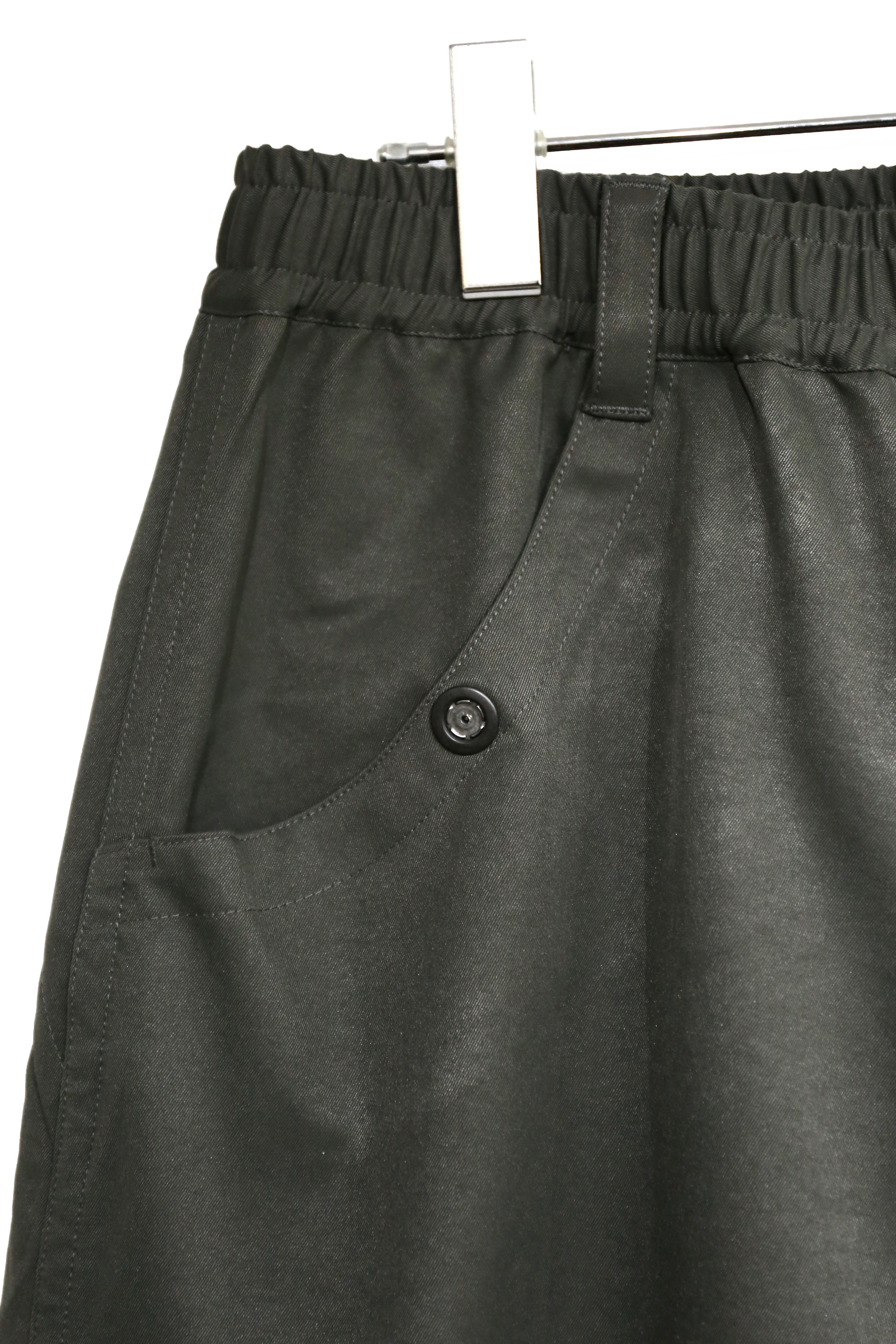 rajabrooke/CHINO STRETCH SHORTS CHARCOAL | ＆Chill