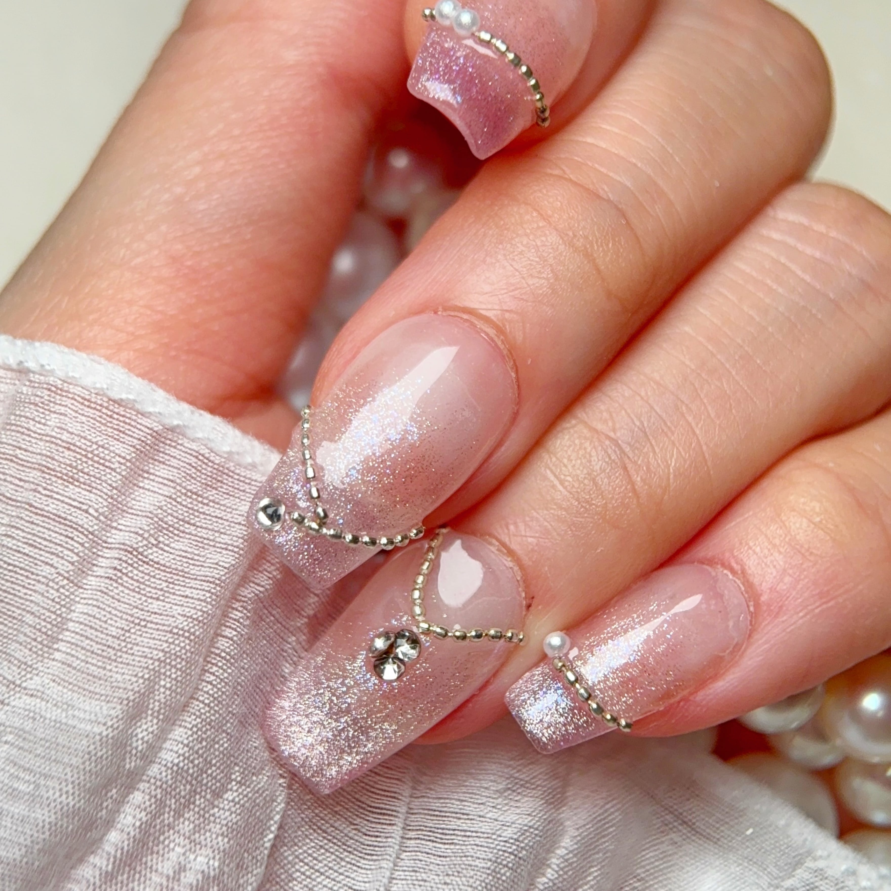 ピンクグリッター×ジュエリービジュー×ゴールドリーフの華やかネイル