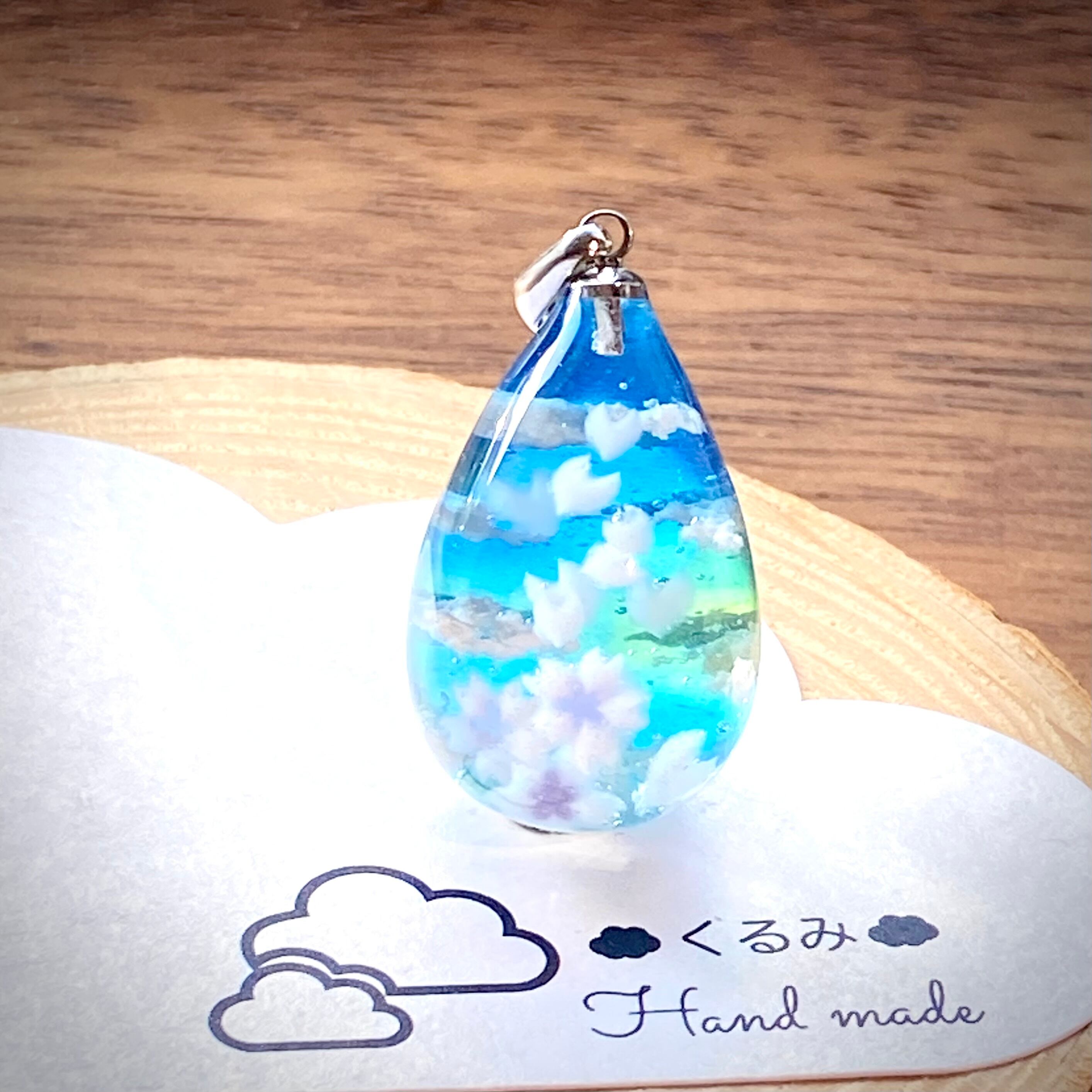 空&雲ペンダント しずく型 青空に舞い散る桜 26×17mm